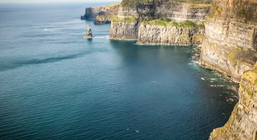 Klify Moheru – spektakularne miejsce, które warto zobaczyć w Irlandii. Majestatyczne klify i ocean tworzą niezapomniany widok.