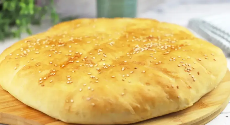 Ein goldbraunes, fluffiges Pide mit Sesam bestreut, bereit zum Genuss.