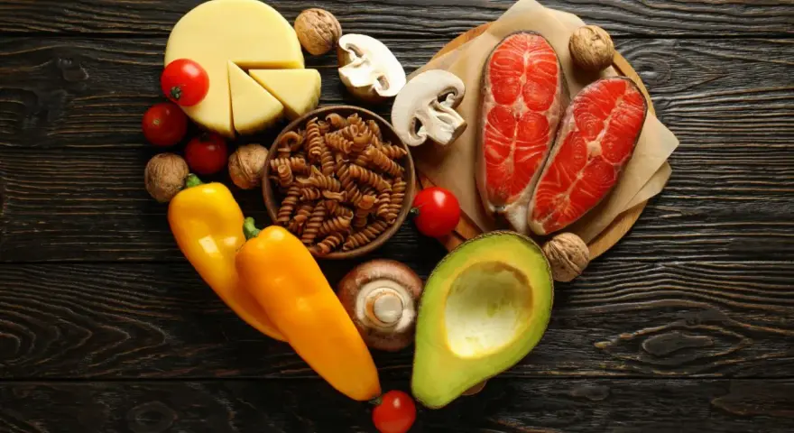 Serce z produktów: łosoś, awokado, ser, papryka, pomidory, grzyby, orzechy, makaron. Czy dieta keto a cholesterol to dobry wybór?