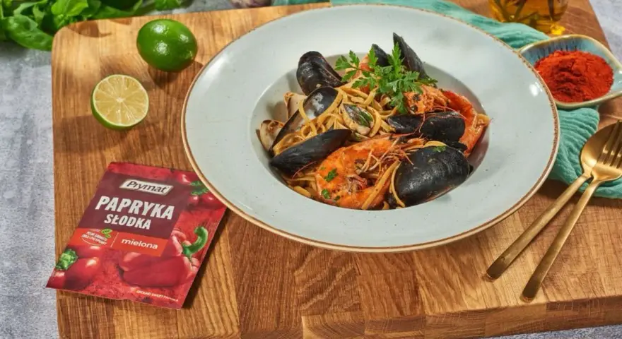 Pyszne Linguine Frutti di Mare z krewetkami i małżami, idealne do przygotowania z papryką słodką mieloną.