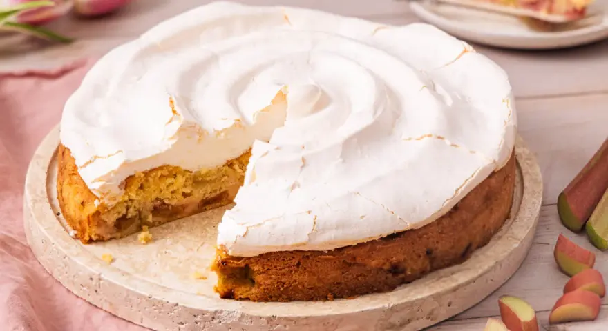 Ein saftiger Rhabarberkuchen mit einer luftigen Baiserhaube, der Lust auf mehr macht.