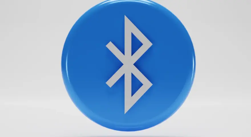 Niebieski okrąg z symbolem Bluetooth. Tak działa bezprzewodowe połączenie między urządzeniami.