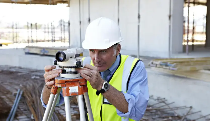 Czym zajmuje się geodeta? Kluczowe zadania i technologie w geodezji