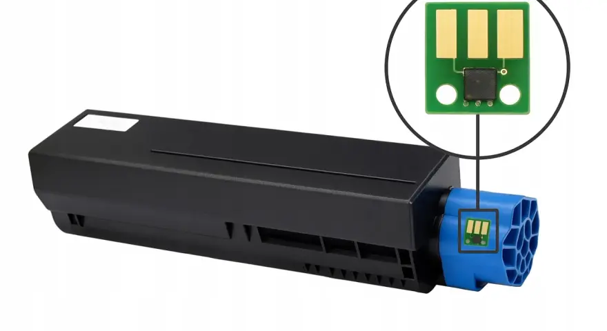 Czarny toner OKI MB472 z niebieską końcówką i zbliżeniem na chip.