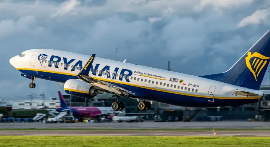 Samolot Ryanair startuje. Pamiętaj, że kara za niestawienie się na lot może być wysoka.
