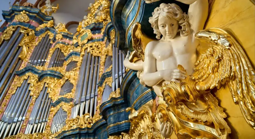 Anioł zdobiący organy w kościele św. Elżbiety we Wrocławiu, gotowy do koncertu.