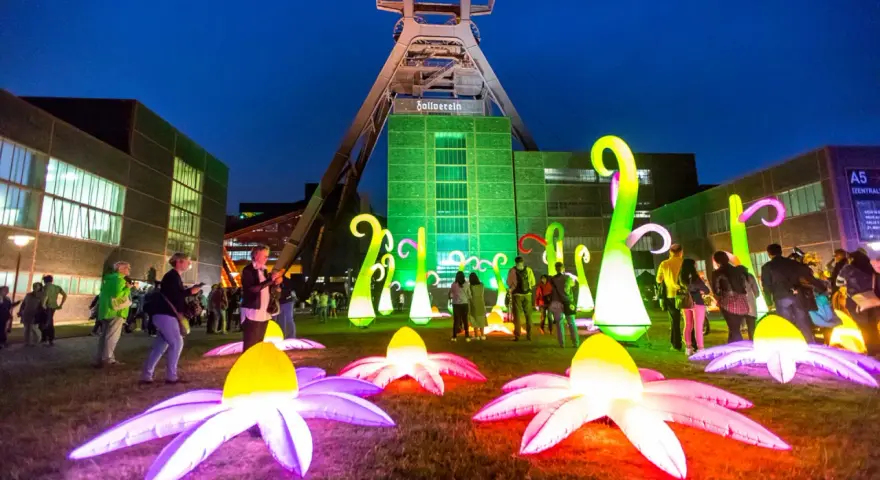 Leuchtende Blumen und Pflanzen verwandeln das Ruhrgebiet in eine magische Kulisse für Veranstaltungen.