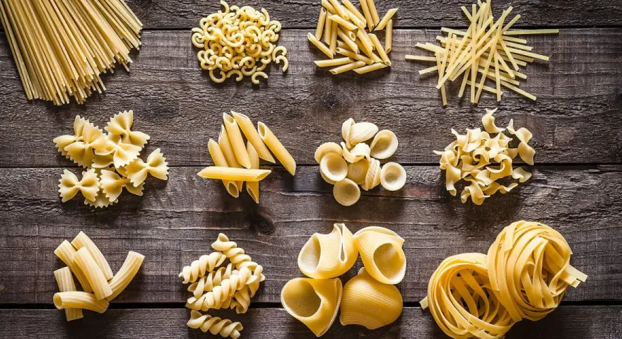 Varietà di pasta secca, pronte per essere condite con i tuoi sughi per pasta preferiti. Spaghetti, farfalle, penne e molto altro.