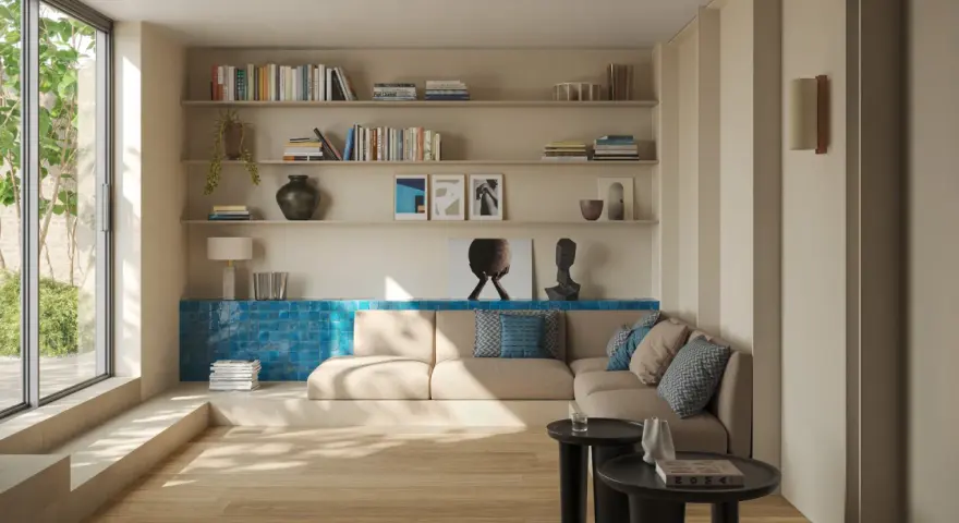 Un salón moderno con suelo de madera clara y paredes en tonos neutros. Un sofá beige se complementa con cojines azules. La pared del fondo presenta un detalle de azulejos azules vibrantes, creando un contraste llamativo y logrando un perfecto combinar ...
