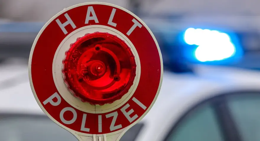 Haltesignal der Polizei mit Blaulicht. Wer bei Rot geblitzt wird, muss hier anhalten.