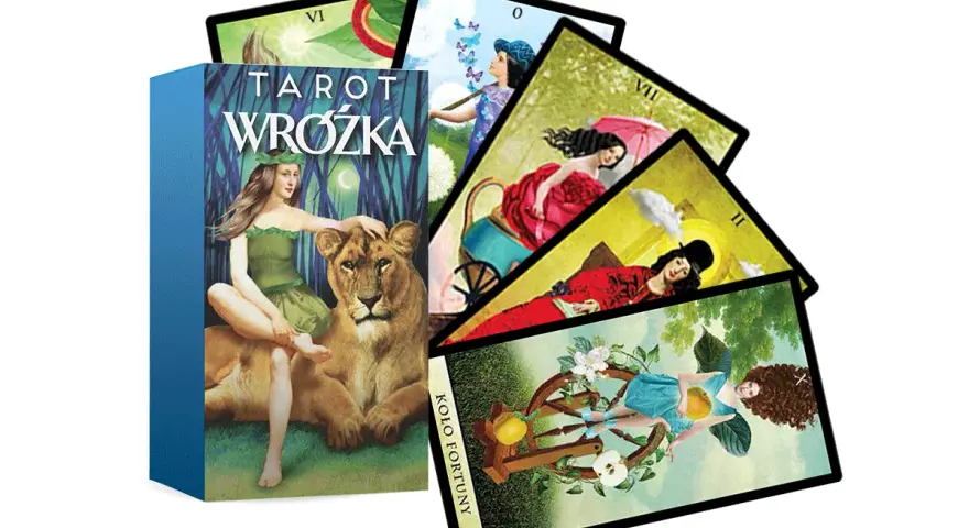 Karty do wróżenia z opisem "Tarot Wróżka" przedstawiają magiczne sceny z kobietą i lwem na okładce oraz różnorodne ilustracje na kartach, w tym Koło Fortuny.