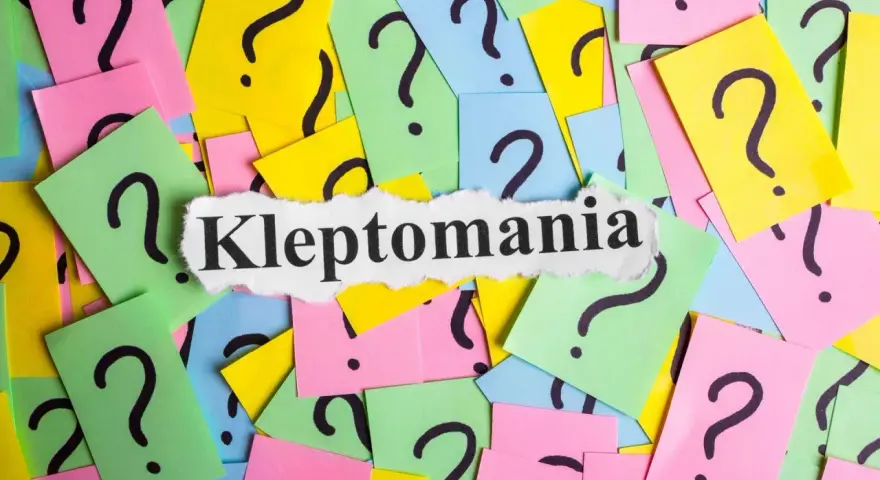 Kolorowe karteczki z pytajnikami i napis "Kleptomania". Jak rozmawiać z kleptomanem? To pytanie zadaje sobie wielu.