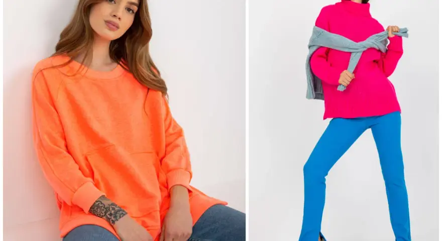 Dwie kobiety w stylizacjach z neonowymi kolorami: jedna w pomarańczowej bluzie i jeansach, druga w fuksjowym golfie i niebieskich spodniach.