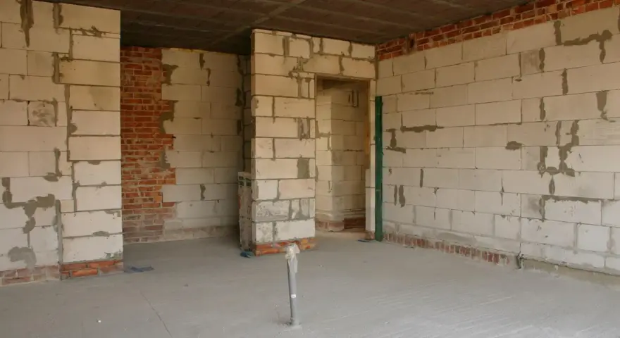 Budowa domu: na czym stawiać ścianki działowe z bloczków gazobetonowych i cegły. Widok wnętrza z sufitem z pustaków.