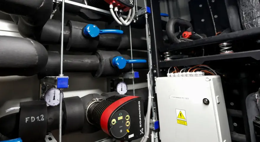 Instalacja z pompą Grundfos, zawory i manometry. Tanie pompy ciepła to przyszłość ogrzewania.