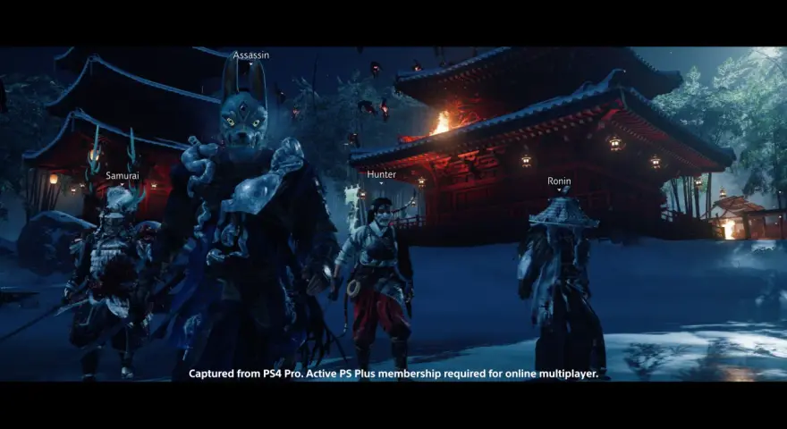 Postacie z Ghost of Tsushima w trybie online, dostępnym dla graczy z aktywnym PS Plus. Widoczni Assassin, Hunter i Ronin.