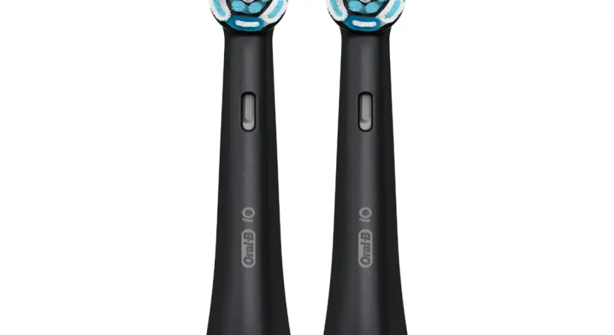 Dwie czarne końcówki do szczoteczki elektrycznej Oral-B iO z niebieskimi i białymi włoskami.
