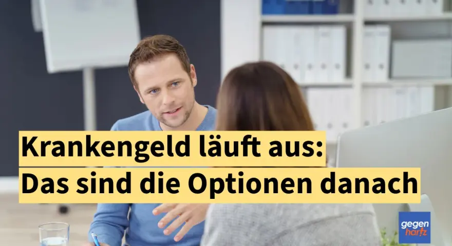 Mann erklärt einer Frau, wie lange Krankengeld gezahlt wird und welche Optionen es danach gibt.