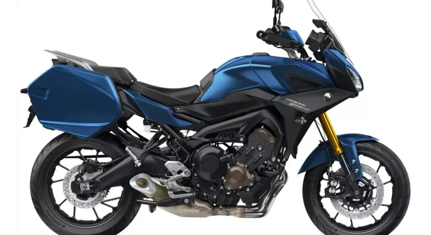 Niebieski motocykl Yamaha Tracer 900 GT z kuframi, gotowy na dalekie podróże.
