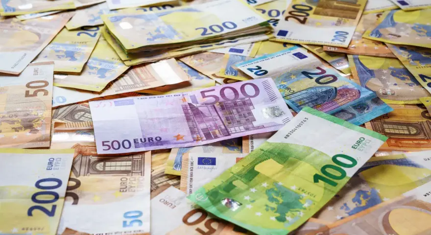 Stos banknotów euro: 500, 200, 100, 50 i 20. Taka kwota mogłaby pokryć zasilek chorobowy na długi czas.