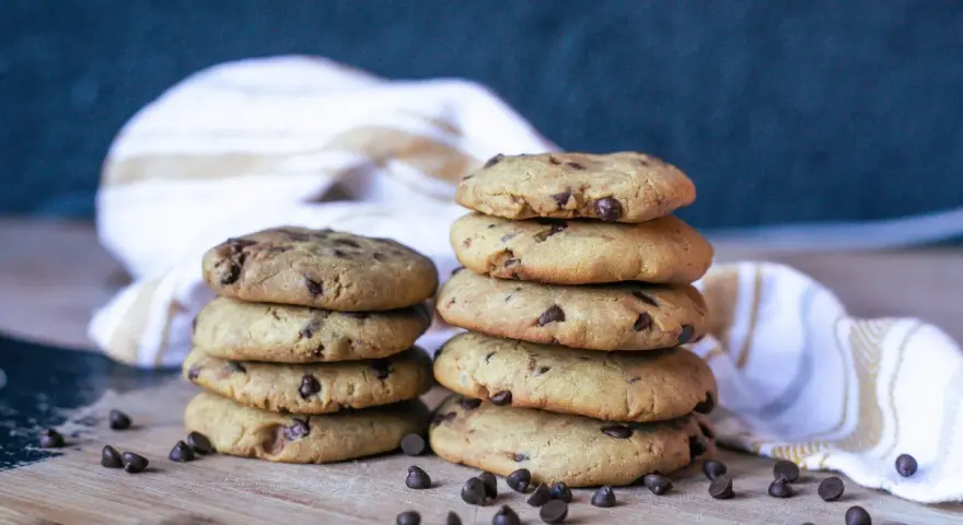 Des piles de délicieux cookies aux pépites de chocolat, parfaits pour un goûter sans gluten.