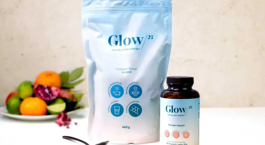 Glow/25 Kollagen Pulver und Kapseln. Nebenwirkungen sind bei diesem Produkt nicht bekannt. Frische Früchte im Hintergrund.