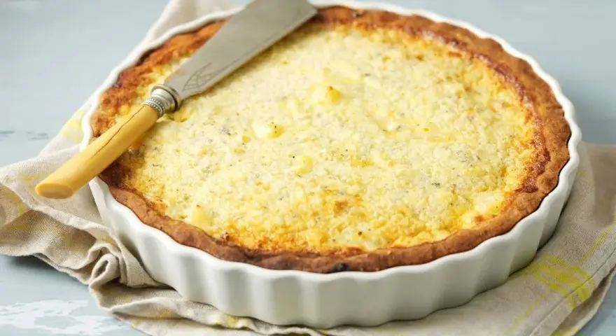 En gyllene ananaspaj med en krämig fyllning, redo att serveras. Ett perfekt ananaspaj recept för fikat.