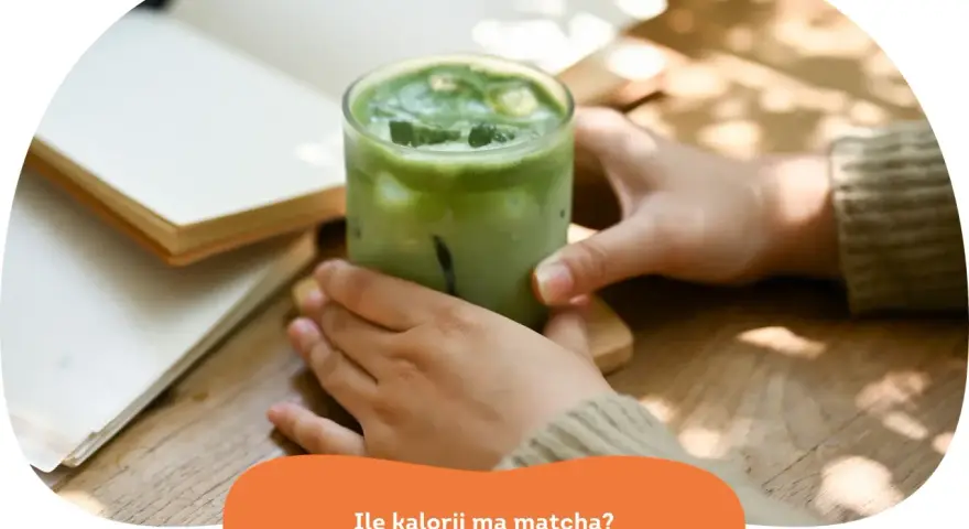 Zielony napój matcha z lodem w szklance, obok otwartej książki. Zastanawiasz się, ile kalorii ma matcha?
