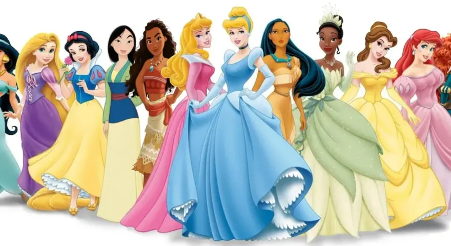 Wszystkie postacie z bajek księżniczki Disney'a stoją obok siebie, prezentując swoje piękne suknie.