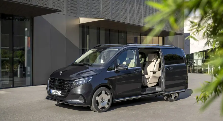 Ciemnoszary Mercedes-Benz Klasa V z otwartymi drzwiami, widoczne jasne fotele.