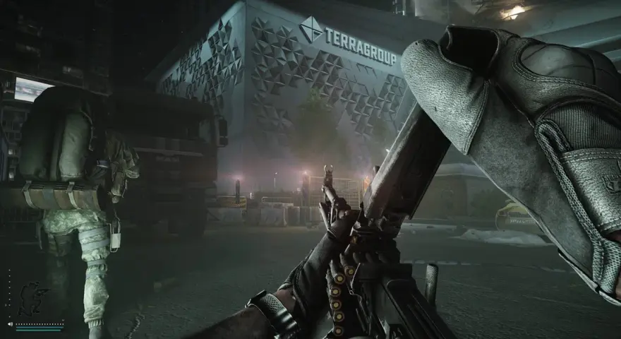 Gracz z karabinem w rękach, gotowy do akcji w grze Escape from Tarkov na PS5. W tle budynek TerraGroup i ciężarówka.