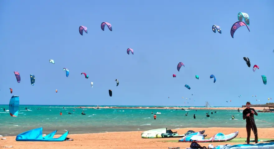 Kitesurfing w Egipcie: Gdzie wieje najlepiej? Wybierz swój spot!
