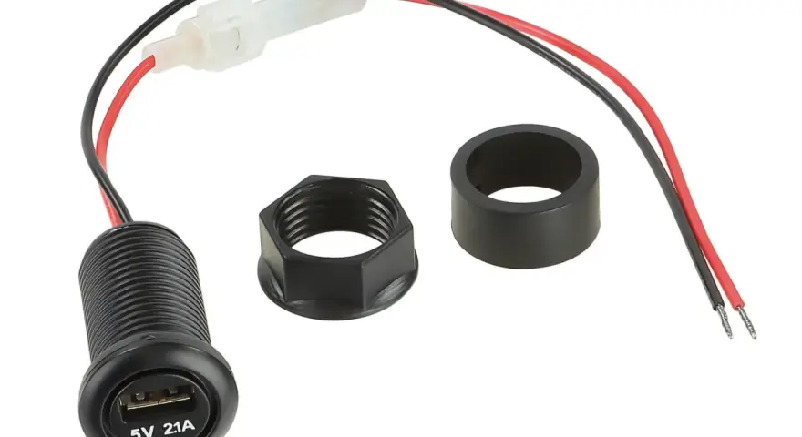 En svart usb adapter bil med sladdar och muttrar. Perfekt för att ladda din telefon på resan.