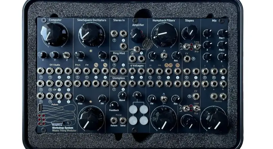 Ein schwarzes, modular aufgebautes Musikinstrument mit vielen Knöpfen und Buchsen, bereit für kreative Klangerzeugung durch **modular synthesis**.