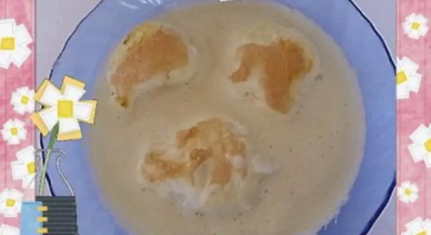 Norddeutsche Buttermilchsuppe mit Croutons, die wie ein lachendes Gesicht aussehen.