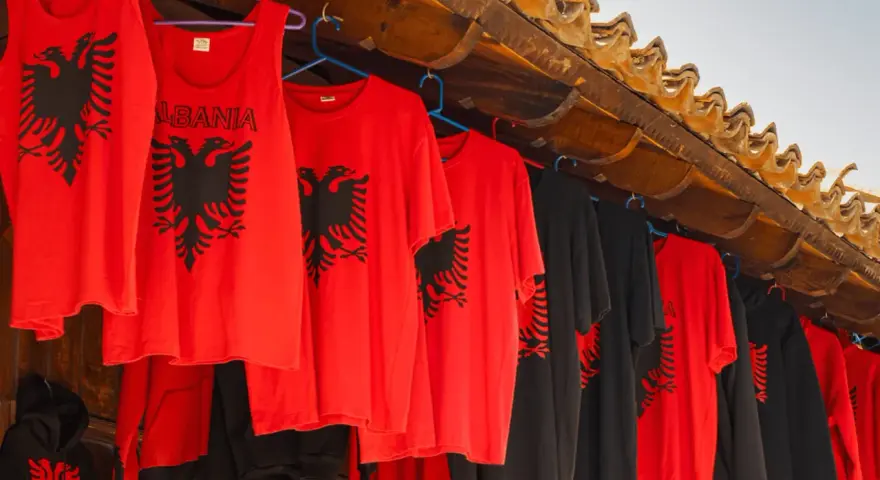 Czerwone i czarne koszulki z dwugłowym orłem, idealne pamiątki, by pokazać, co przywieźć z Albanii.
