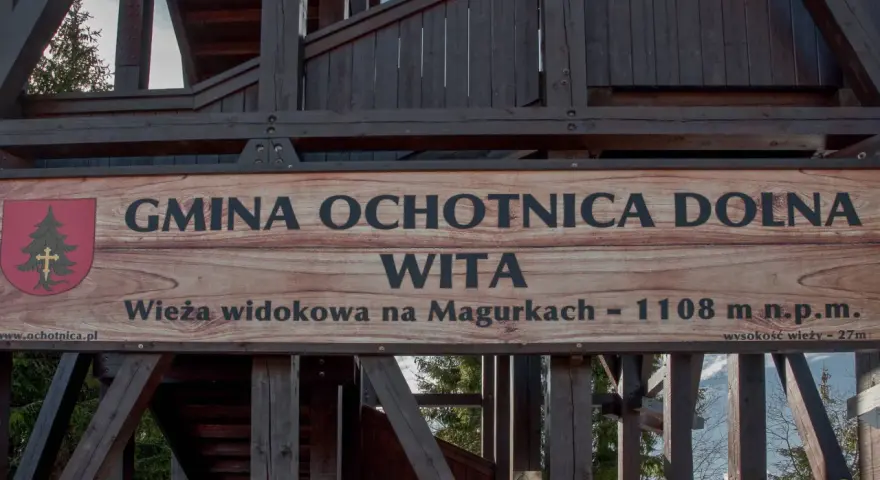 Drewniana wieża widokowa na Magurkach, szlak z Ochotnicy, wita turystów na wysokości 1108 m n.p.m.