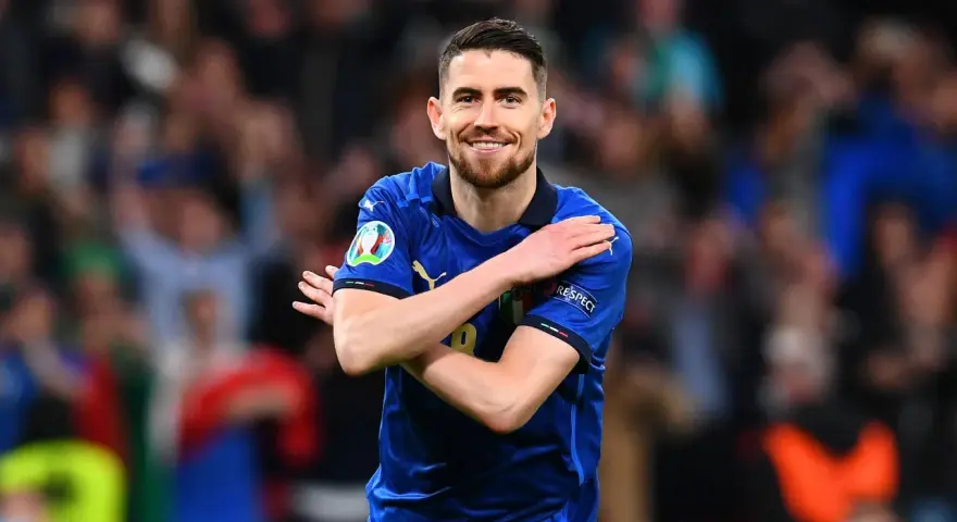 Jorginho, con su sonrisa, celebra un gol. Su juego lo acerca al Balón de Oro.