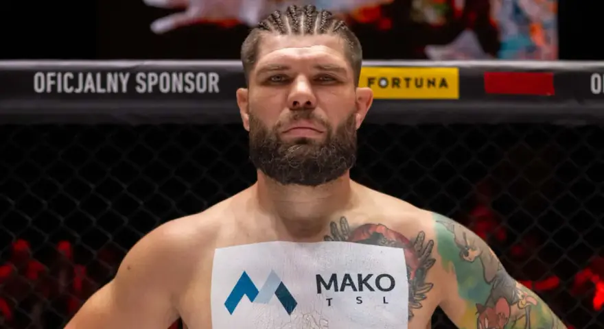 Zacięty wojownik MMA, do złudzenia przypominający Don Diego, z charakterystyczną brodą i warkoczykami, gotowy do walki.