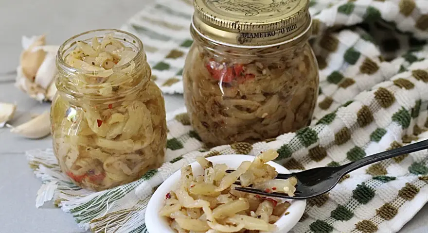 Berenjenas en vinagre de la abuela, un manjar casero con ajo y especias.