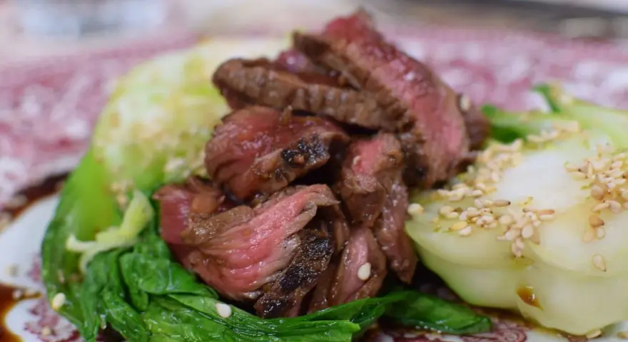 Skivat, saftigt yakiniku-kött serverat med ångad pak choi och sesamfrön. Ett perfekt yakiniku recept för en snabb middag.