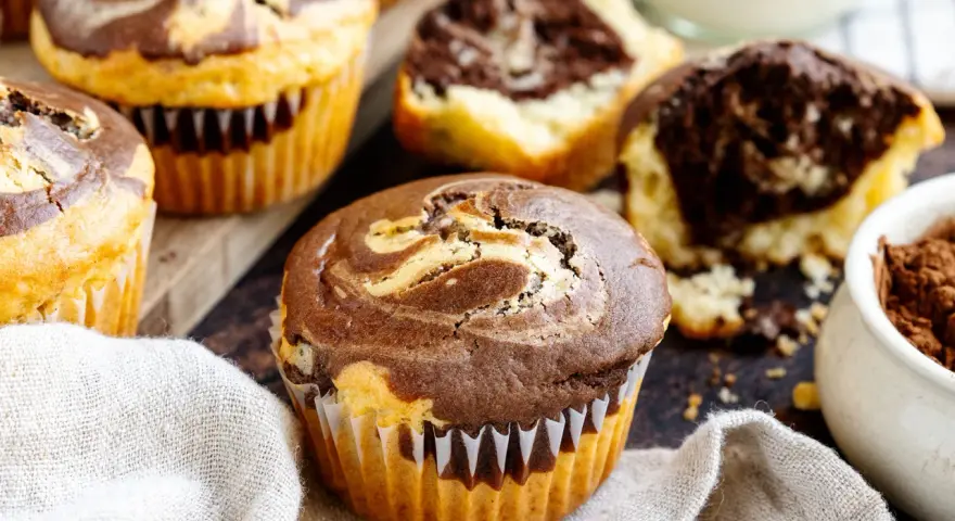 Saftige Marmor Muffins, perfekt für ein Marmor Muffins Rezept. Ein köstlicher Genuss mit Swirls aus Schokolade und Vanille.