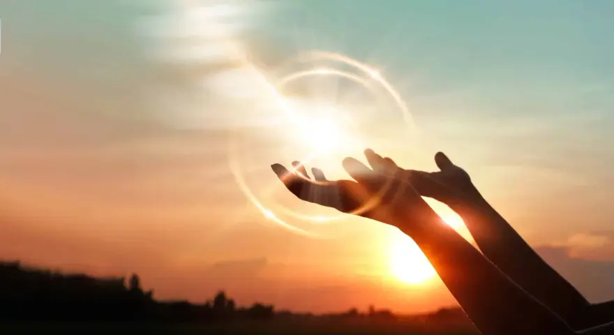 Hände strecken sich im Sonnenuntergang dem Licht entgegen, ein Symbol für Glauben und Hoffnung, wie in Markus 9,23.