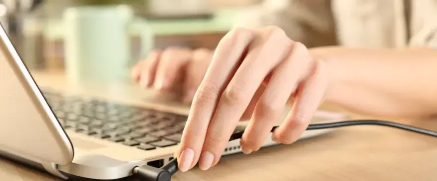 Pojemność baterii laptopa a czas pracy: co musisz wiedzieć, aby nie rozczarować się