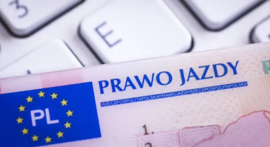 Czy można jeździć bez prawa jazdy po terenie prywatnym? Sprawdź zasady