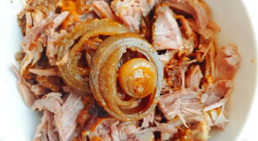 Pyszna szarpana wieprzowina, idealna do kanapek i tacos. Ten przepis na szarpaną wieprzowinę zachwyci każdego!