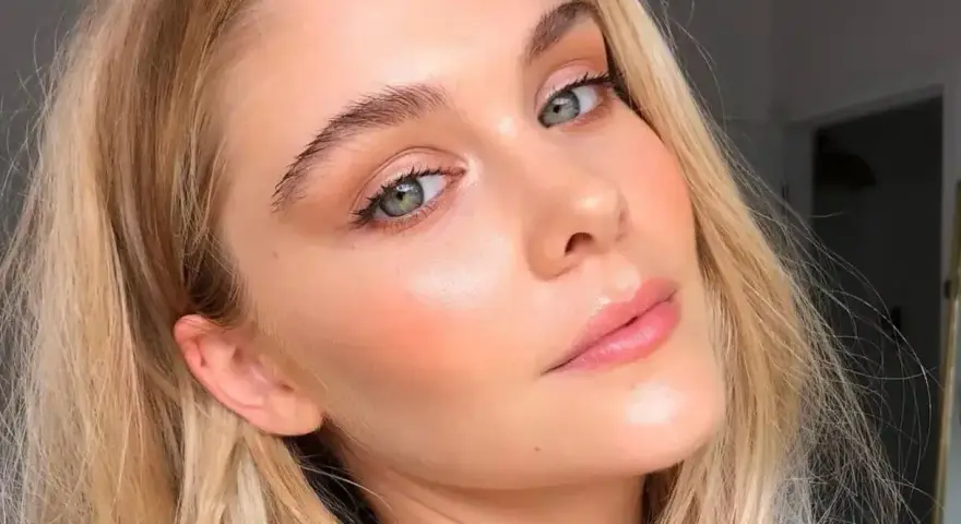 Delikatny makijaż typu "makeup no makeup" podkreśla naturalne piękno kobiety z zielonymi oczami i blond włosami.