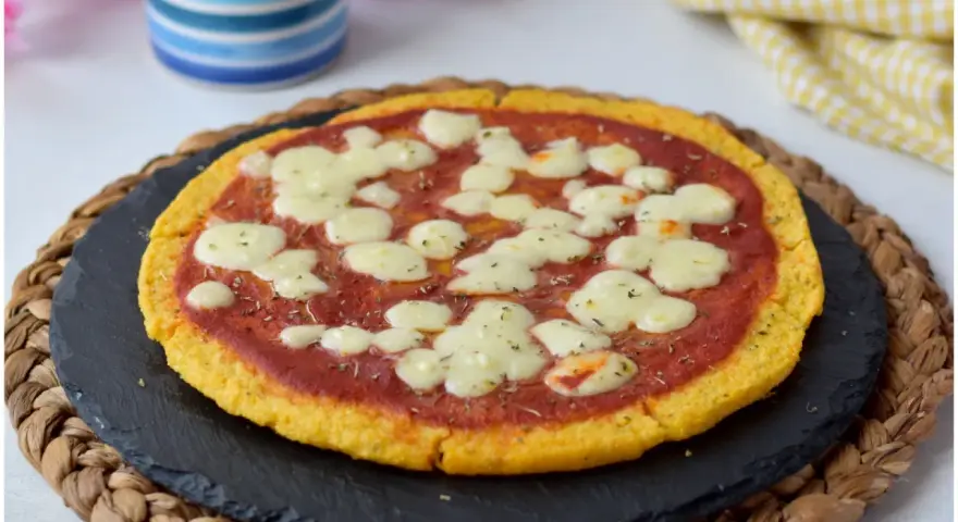 Pizza di patate con pomodoro e mozzarella filante, un piatto gustoso e originale.