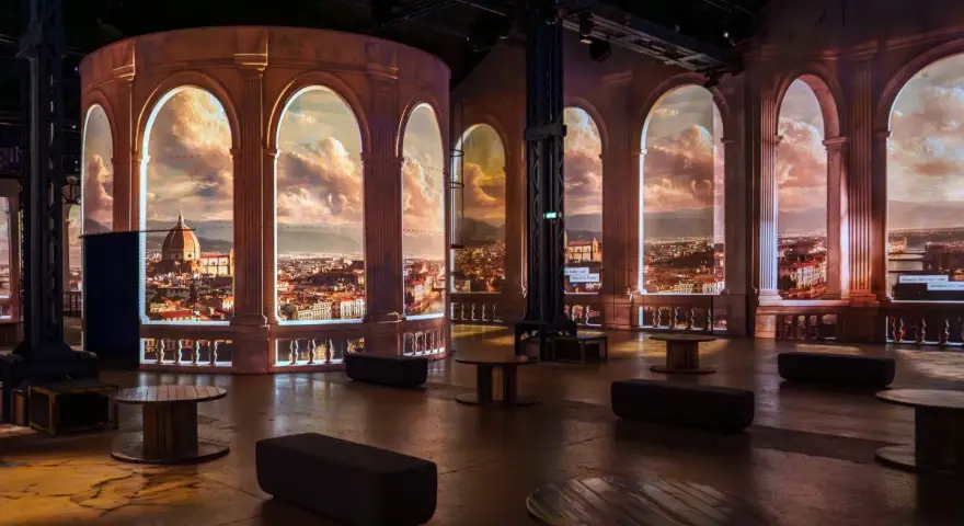 Une projection immersive d'une ville italienne, évoquant la splendeur de la renaissance italienne, avec des arches et un ciel dramatique.