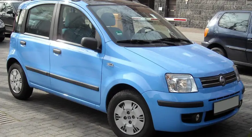 Una Fiat Panda blu parcheggiata su un selciato. Il suo peso è ideale per la città.